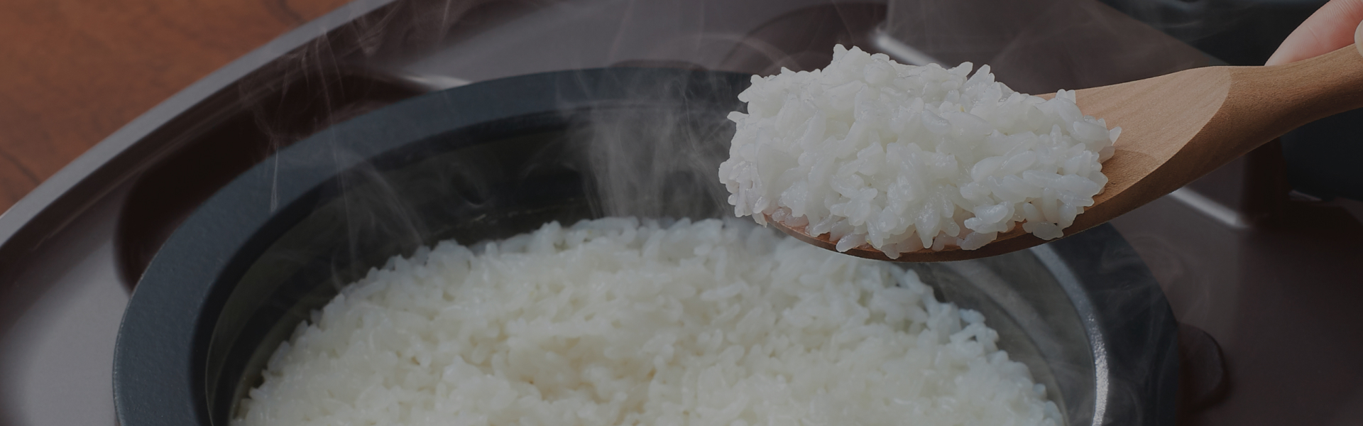 こだわりの炊飯メニュー。その瞬間しか味わえない至福のひととき。土鍋ならではの「炊き立てのご飯」を、ご家庭でお楽しみください。
