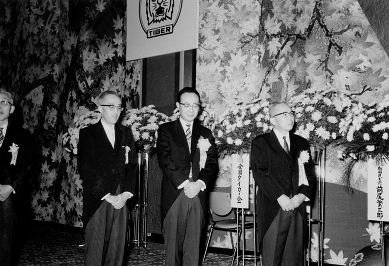 創立45周年記念パーティの菊池武範会長、菊池嘉人社長、白江信生専務（右から）