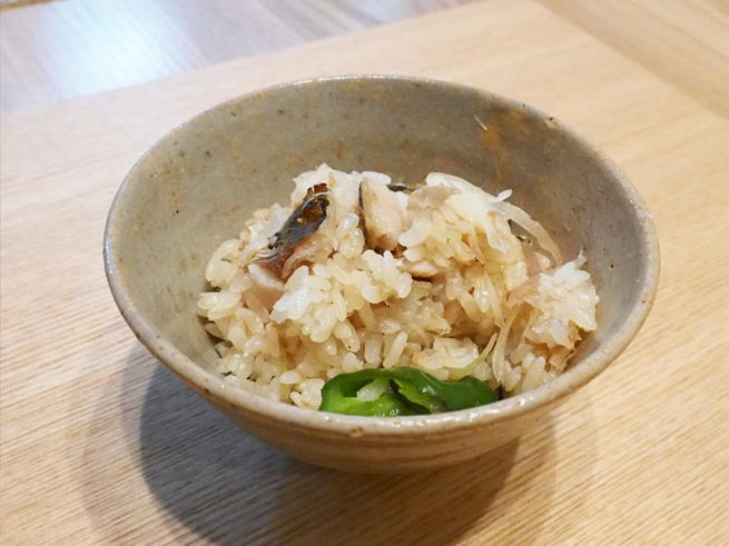 日本料理 e.　カマスと茗荷と万願寺唐辛子におかかを加えた土鍋ごはん