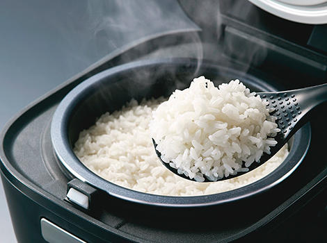 Fluffy Rice Cooked in an Extra-thick, Far-infrared Black Pot