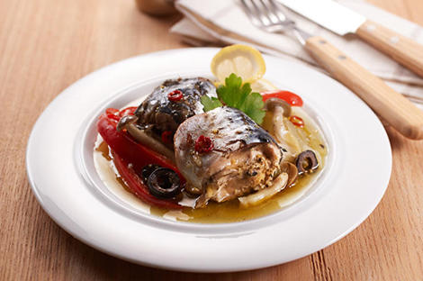 Easy to cook acqua pazza-style basil-flavored mackerel