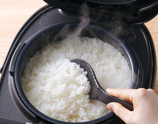 The thick inner pot with far-infrared black coating to cook plump and fluffy rice