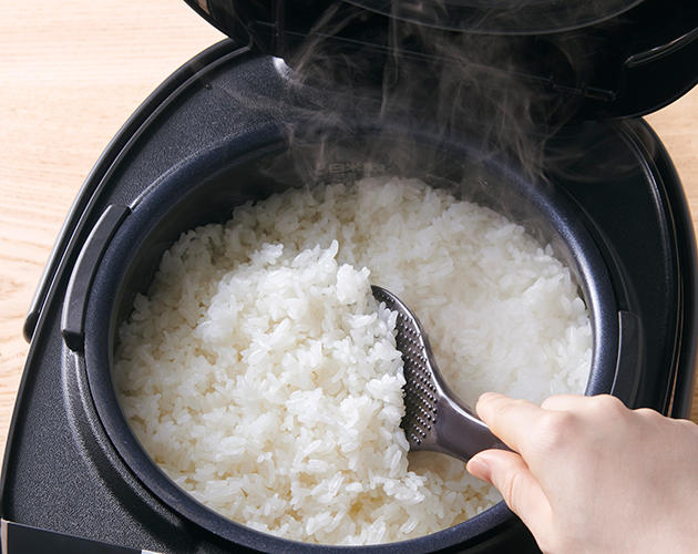 The thick inner pot with far-infrared black coating to cook plump and fluffy rice