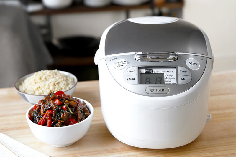TIGER 10 CUP ELECTRIC RICE COOKER WARMER. KEEP WARM A MAXIMUM OF 12 HOURS.  INCLUDES STEAM BASKET, SPATULA, AND RICE MEASURING CUP. 