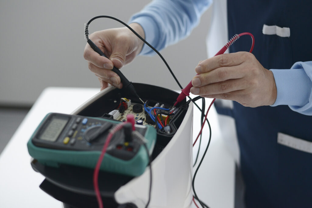 製品のメンテナンスをするスタッフ