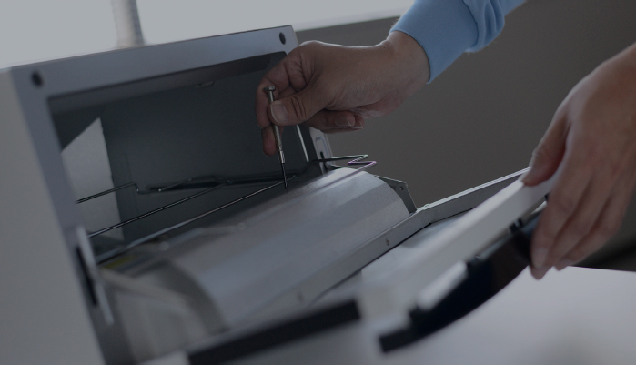 トースターの状態を確認するスタッフ