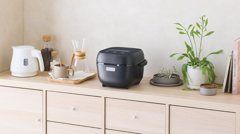 Mengemas makanan ke dalam kotak makan siang