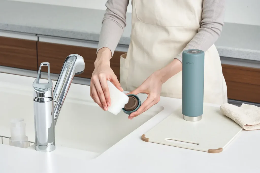 水筒のお手入れをする女性