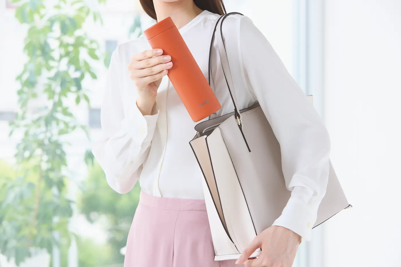 水筒を取り出す女性