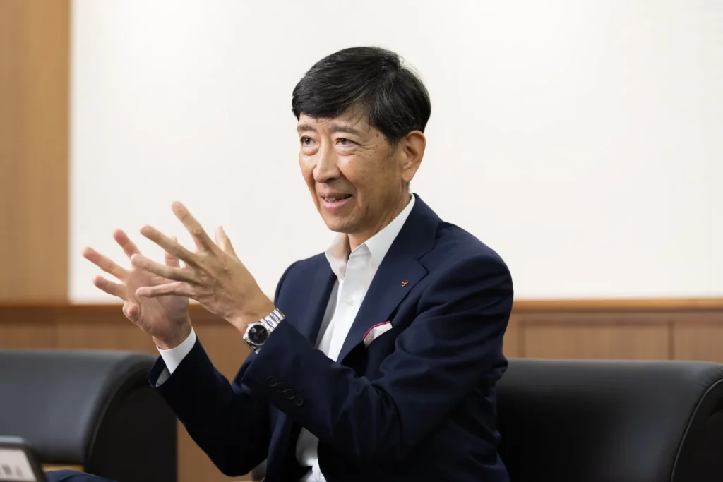 幸せな団らんについて説明する菊池