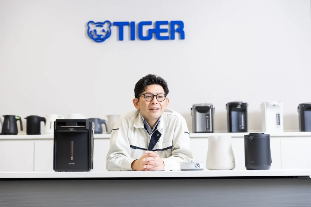 電気ケトルの歴史について話す様子