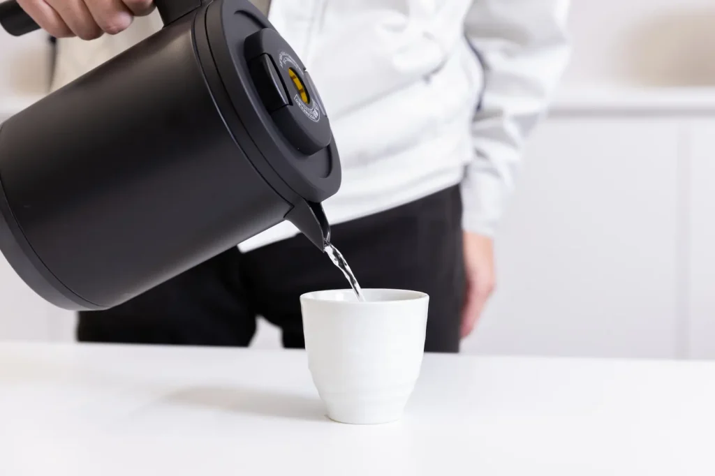 お湯を注ぐ電気ケトル