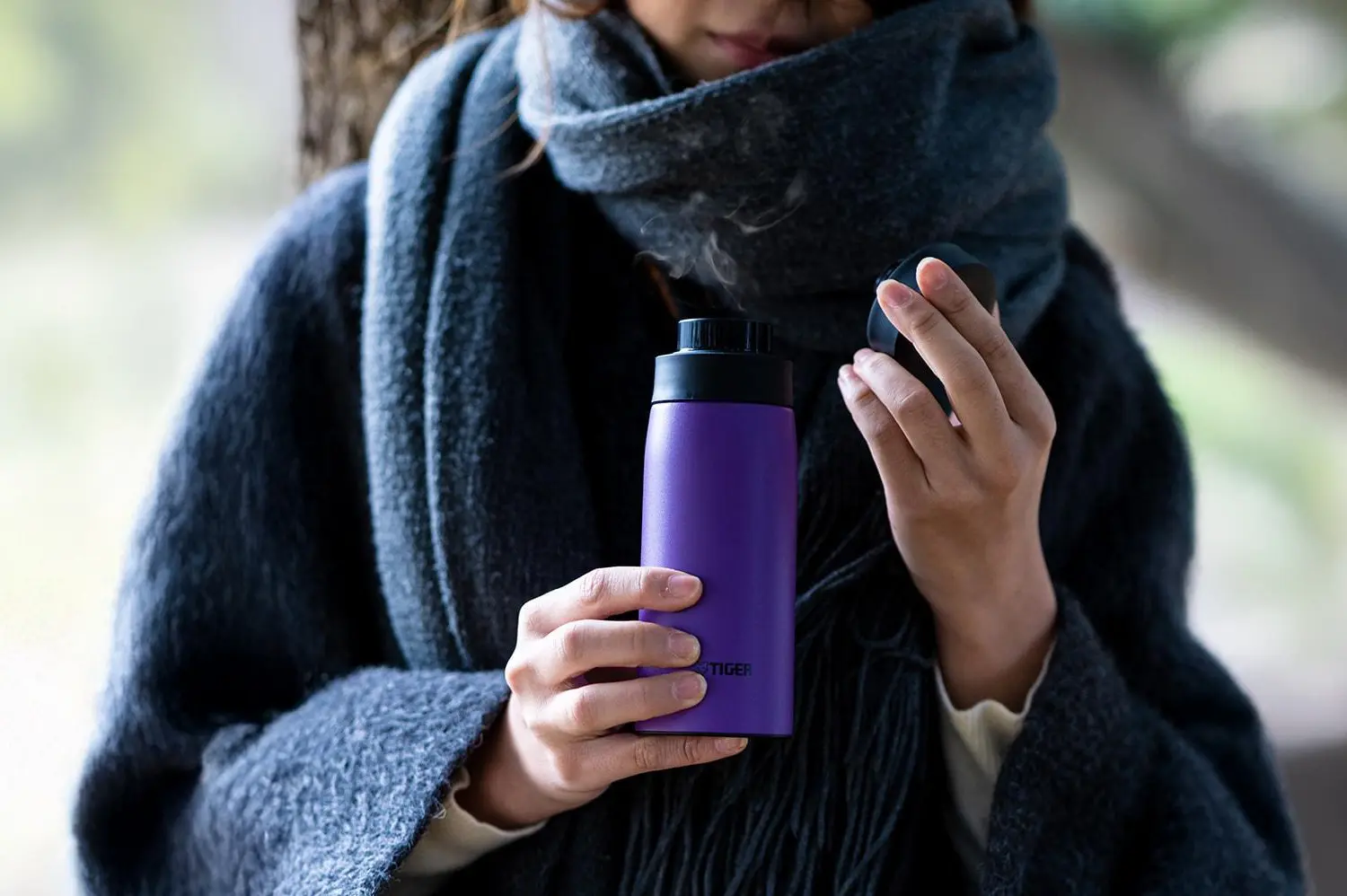 水筒から暖かい湯気が立つ様子