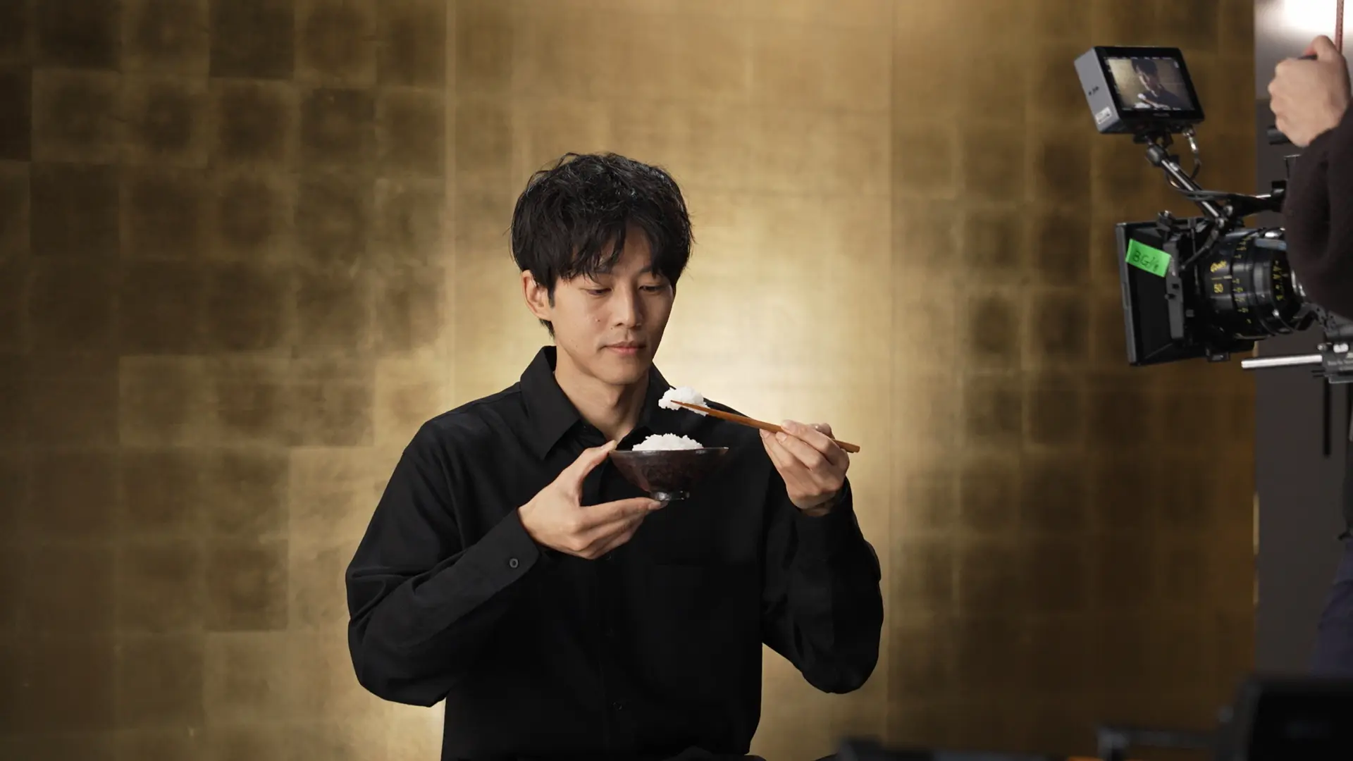 炊飯器で炊いたご飯を食べる松坂桃李さん