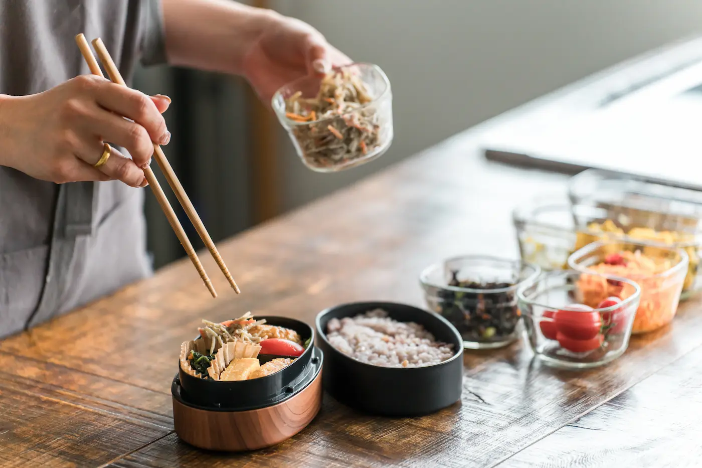 お弁当に食べ物を詰めている様子