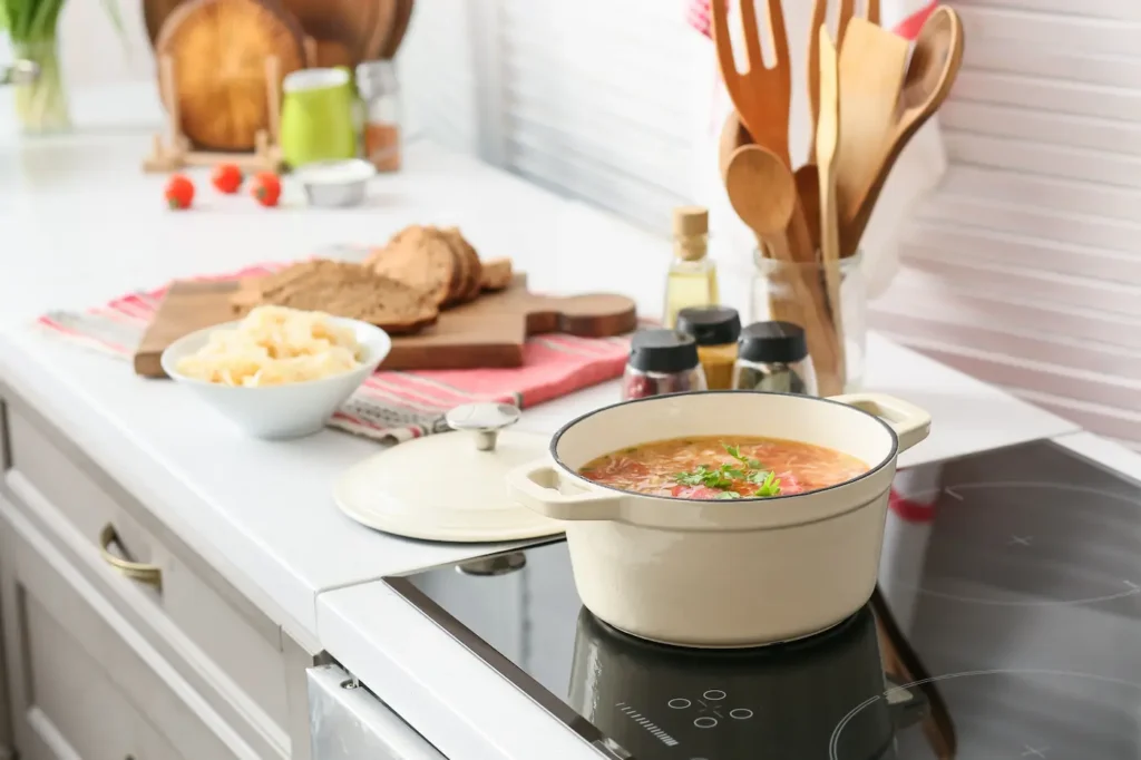 キッチンコンロでスープを作っている様子