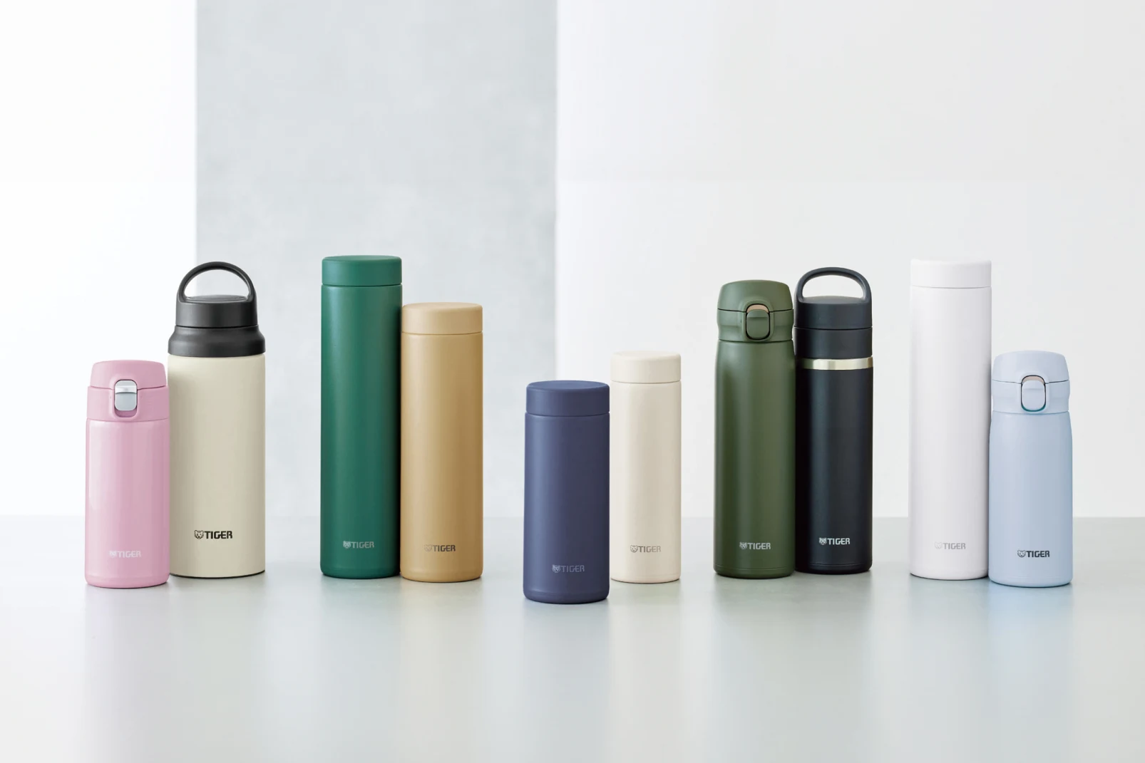 さまざまな種類の水筒が並んでいる様子