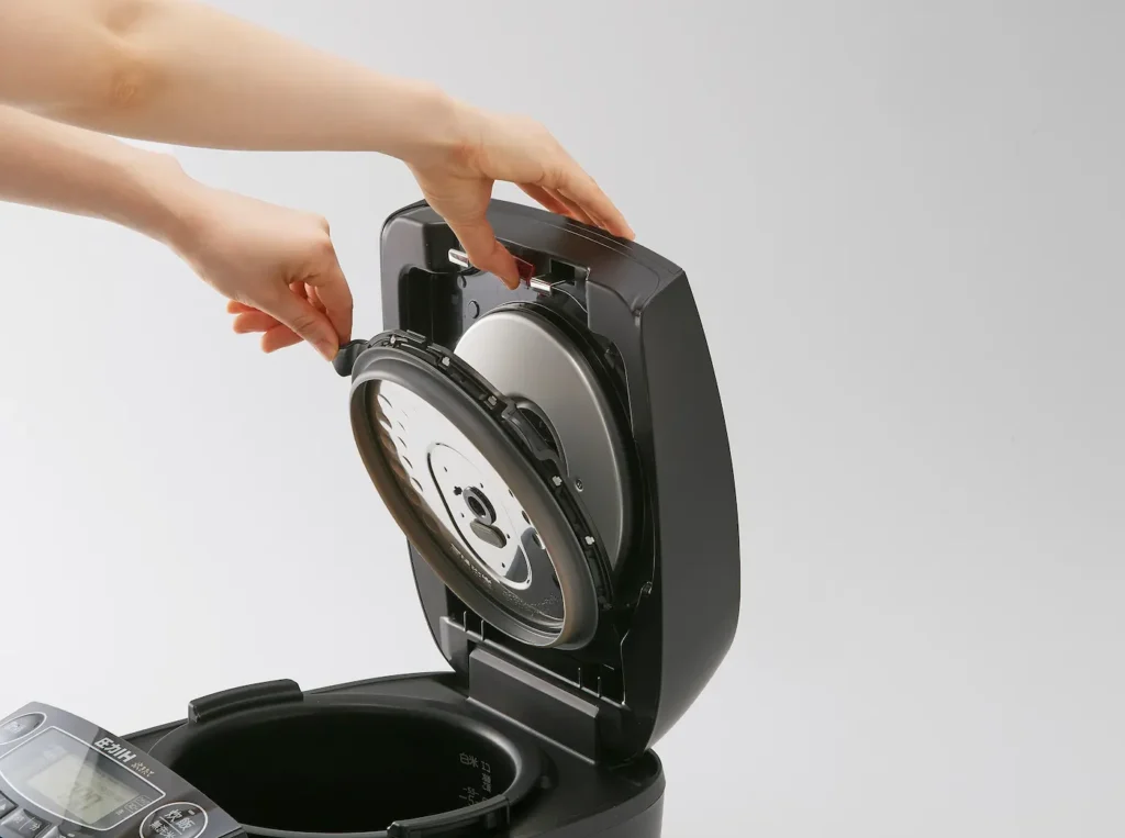 蓋が開いた状態の炊飯器