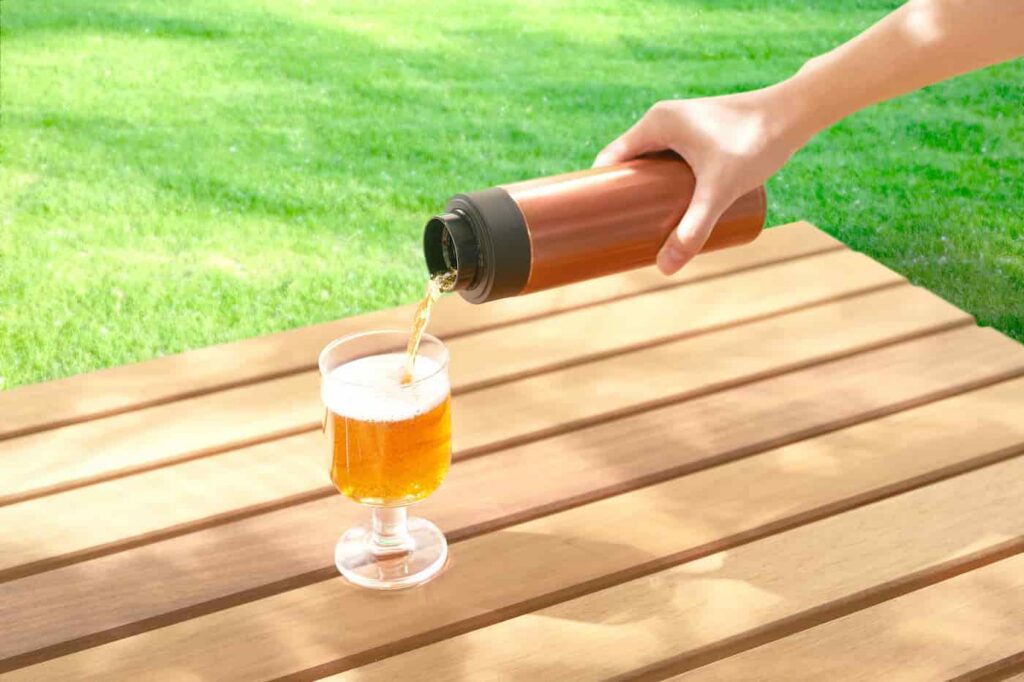 カップに注がれている炭酸飲料の様子