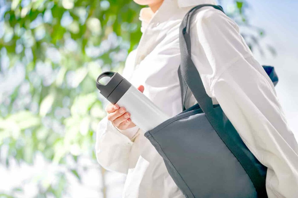 屋外で水筒（ボトル）を使用している様子