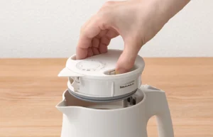 掃除のためにケトルの蓋を開けている様子