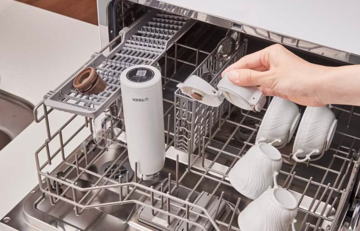 食洗機に水筒を入れている様子