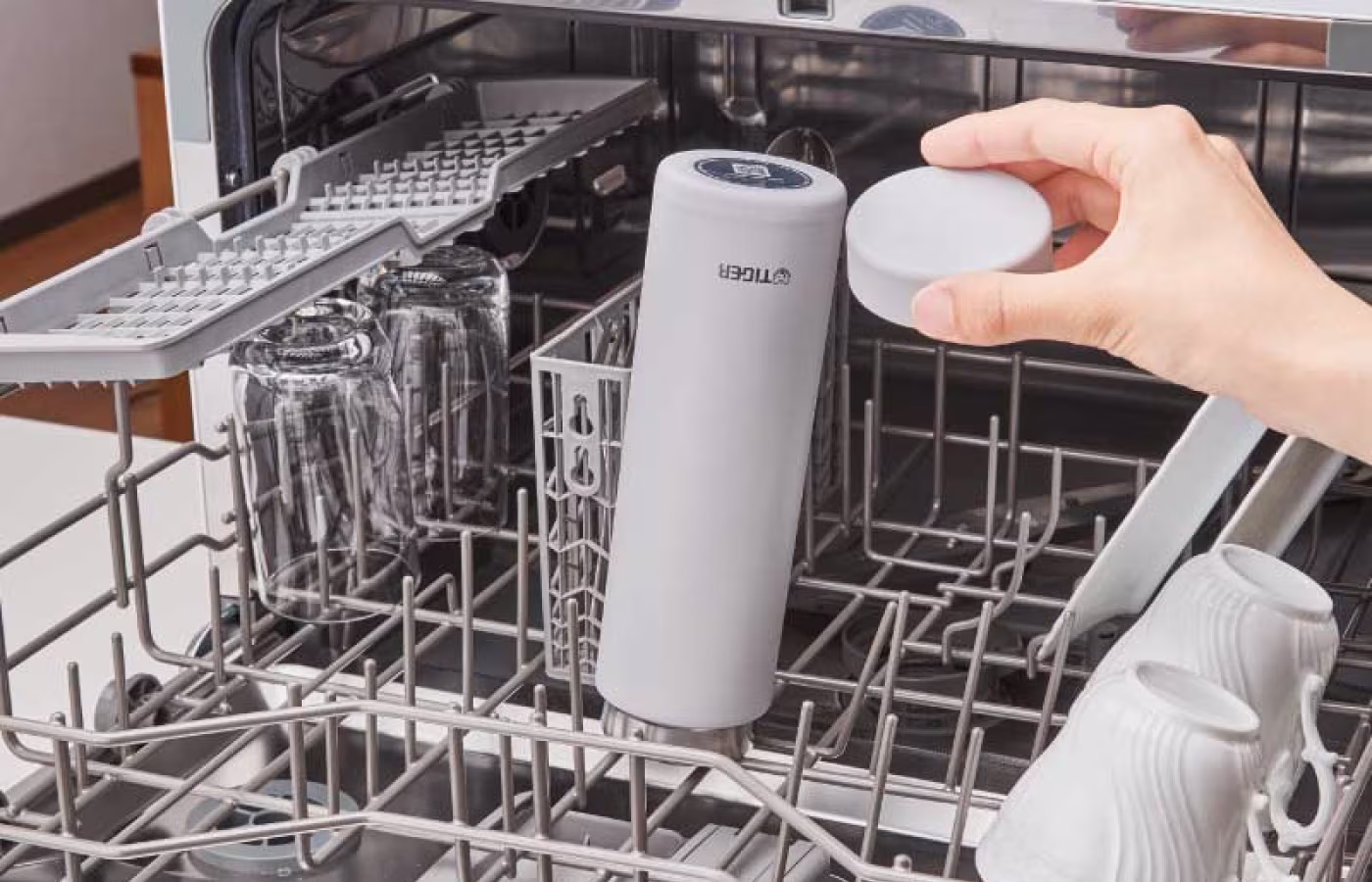 食洗機に水筒を入れている様子
