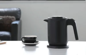 テーブルに置いてあるカップと電気ケトル