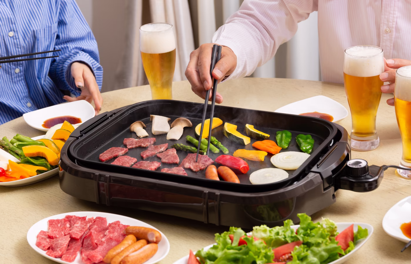 焼肉を家族で楽しんでいる様子