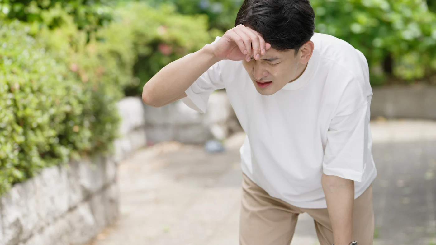 猛暑に苦しむ男性。