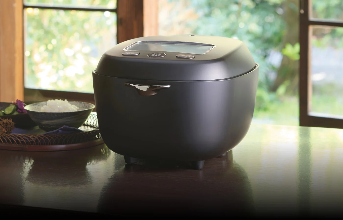 炊飯器が机の上に置いてある様子