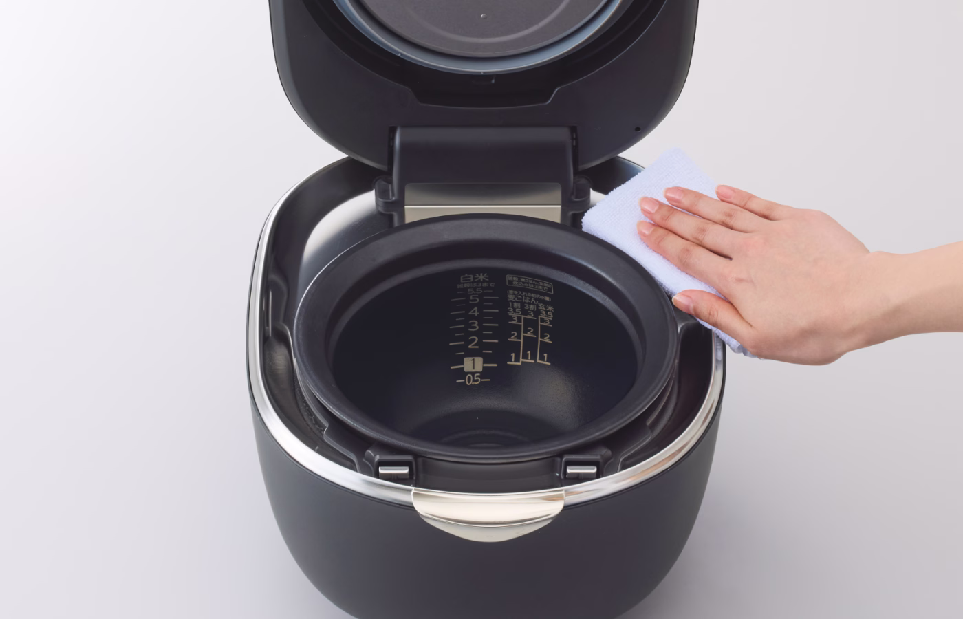 炊飯器のお手入れをしている様子