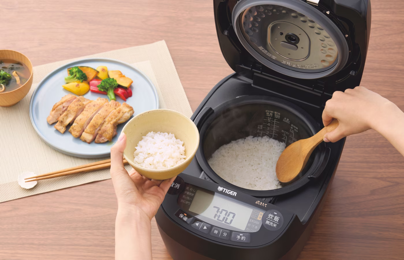 炊飯器のお手入れをしている様子