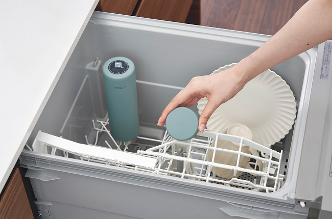 食洗機に水筒を入れている様子