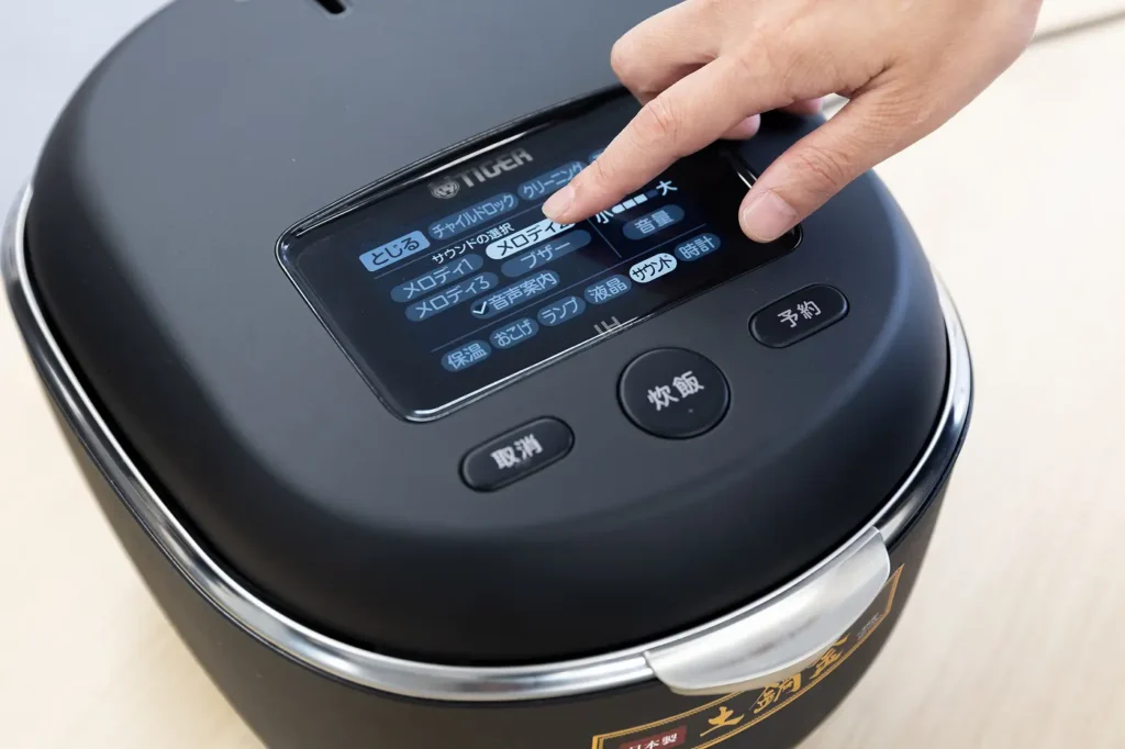 Operating the LCD panel of the rice cooker (JRT-A) to change the melody