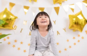 誕生日パーティーの装飾に喜ぶ子供の様子