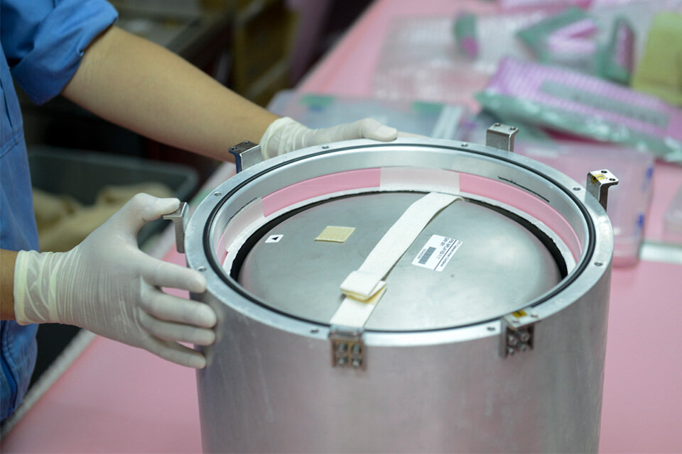 搭载于“白鹳(Kounotori)”7号
开发了JAXA的小型回收囊真空双层绝热容器

